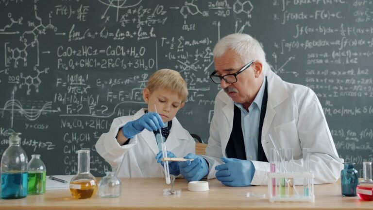 Professor e aluno realizando experimento de química