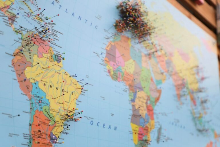 Mapa-múndi com marcações de países
