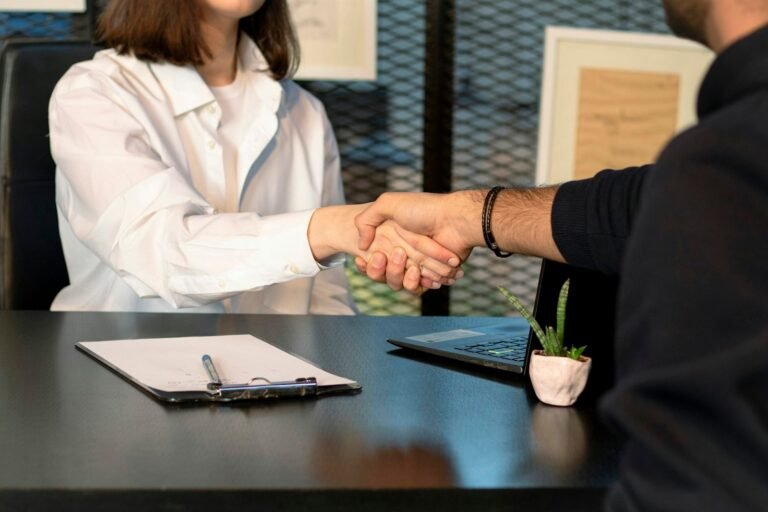 Atendimento profissional em mesa de escritório