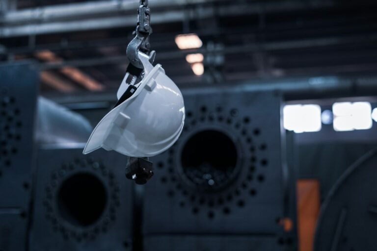 Capacete de proteção em ambiente industrial