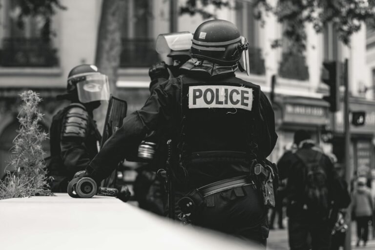 Policiais em serviço de patrulhamento urbano