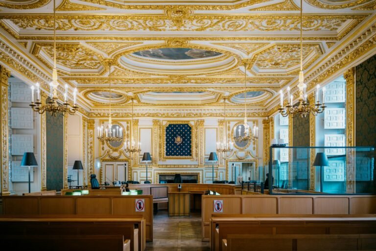Sala de tribunal com bancada e cadeiras