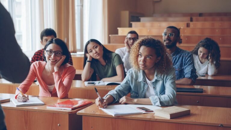 Estudantes assistindo a uma aula em auditório